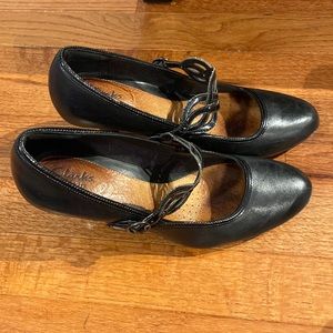 Clarks artisan black heels